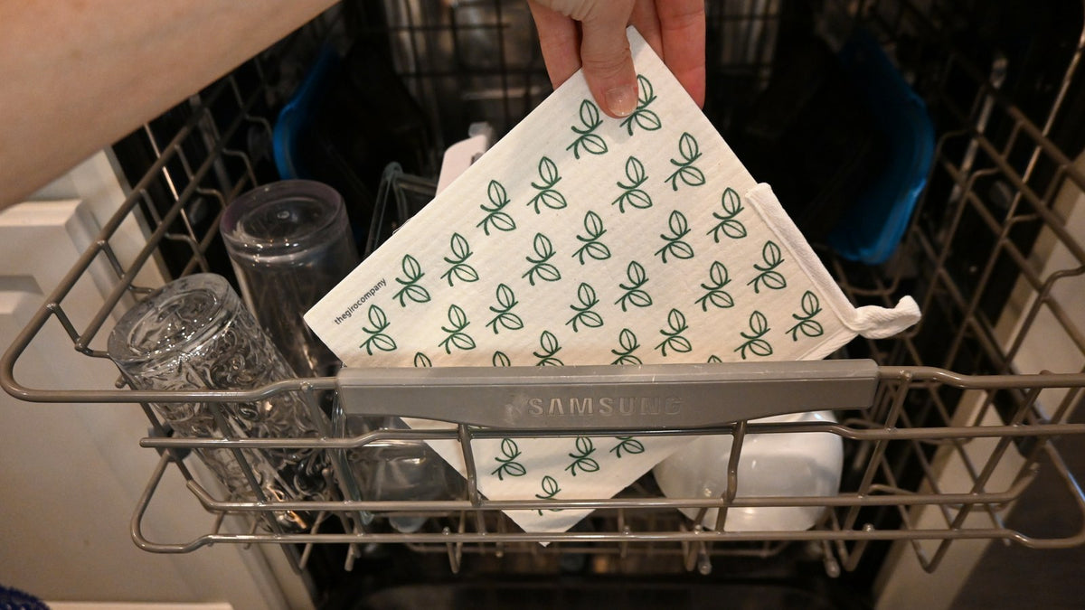 Placing a Swedish dishcloth on the top rack of a dishwasher